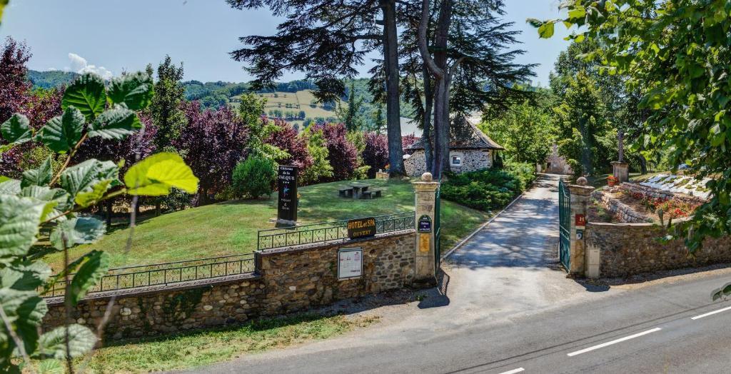 Chateau De La Falque, The Originals Relais Saint-Geniez-dʼOlt Buitenkant foto